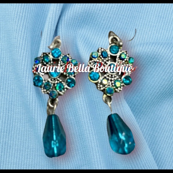 Laurie BellaBoutique Jewelry - Dangle Blue Earrings